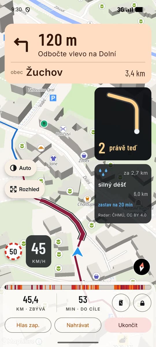 Navigace u Žuchova: nad manévrem Odbočte vlevo na Dolní karta zatáčky se stupněm 2, pod ní krabička výstrahy s kapkami, odpočtem za 2,7 km, slovem silný déšť, délkou 6,0 km, řádkou zastav na 20 min a zdrojem Radar: ČHMÚ, CC BY 4.0.