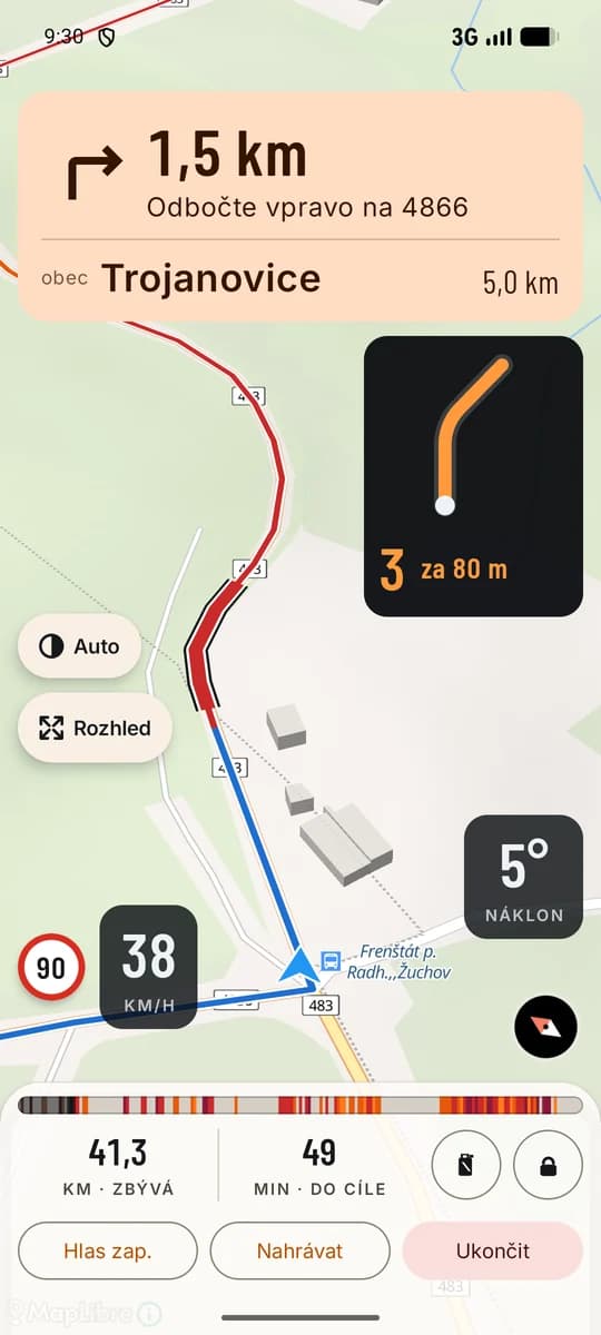 Navigace v Trojanovicích: manévr Odbočte vpravo na 4866 za 1,5 km, karta zatáčky se stupněm 3 za 80 metrů, na mapě táž zatáčka jako červený úsek trasy, rychlost 38 km/h proti povolené devadesátce.
