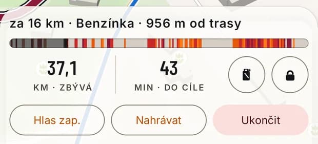 Detail nohy navigace: řádka za 16 km · Benzínka · 956 m od trasy, pod ní páska zatáček, 37,1 km zbývá a 43 minut do cíle, kulaté tlačítko s kanystrem vedle tlačítka se zámkem a spodní řada Hlas zap., Nahrávat, Ukončit.