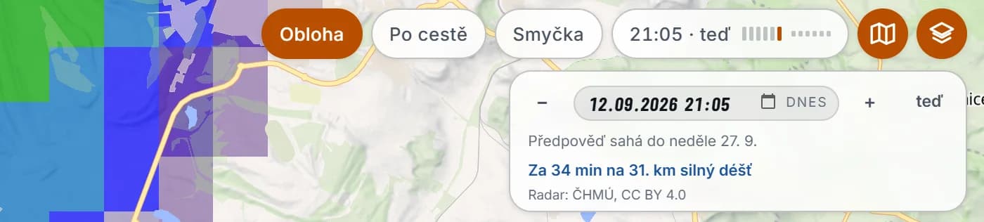 Detail nad mapou: přepínače Obloha, Po cestě a Smyčka, čas snímku 21:05 · teď s pruhem polohy ve smyčce, a pod nimi bublina s hodinou výjezdu 12.09.2026 21:05, poznámkou Předpověď sahá do neděle 27. 9., řádkou Za 34 min na 31. km silný déšť a zdrojem Radar: ČHMÚ, CC BY 4.0.