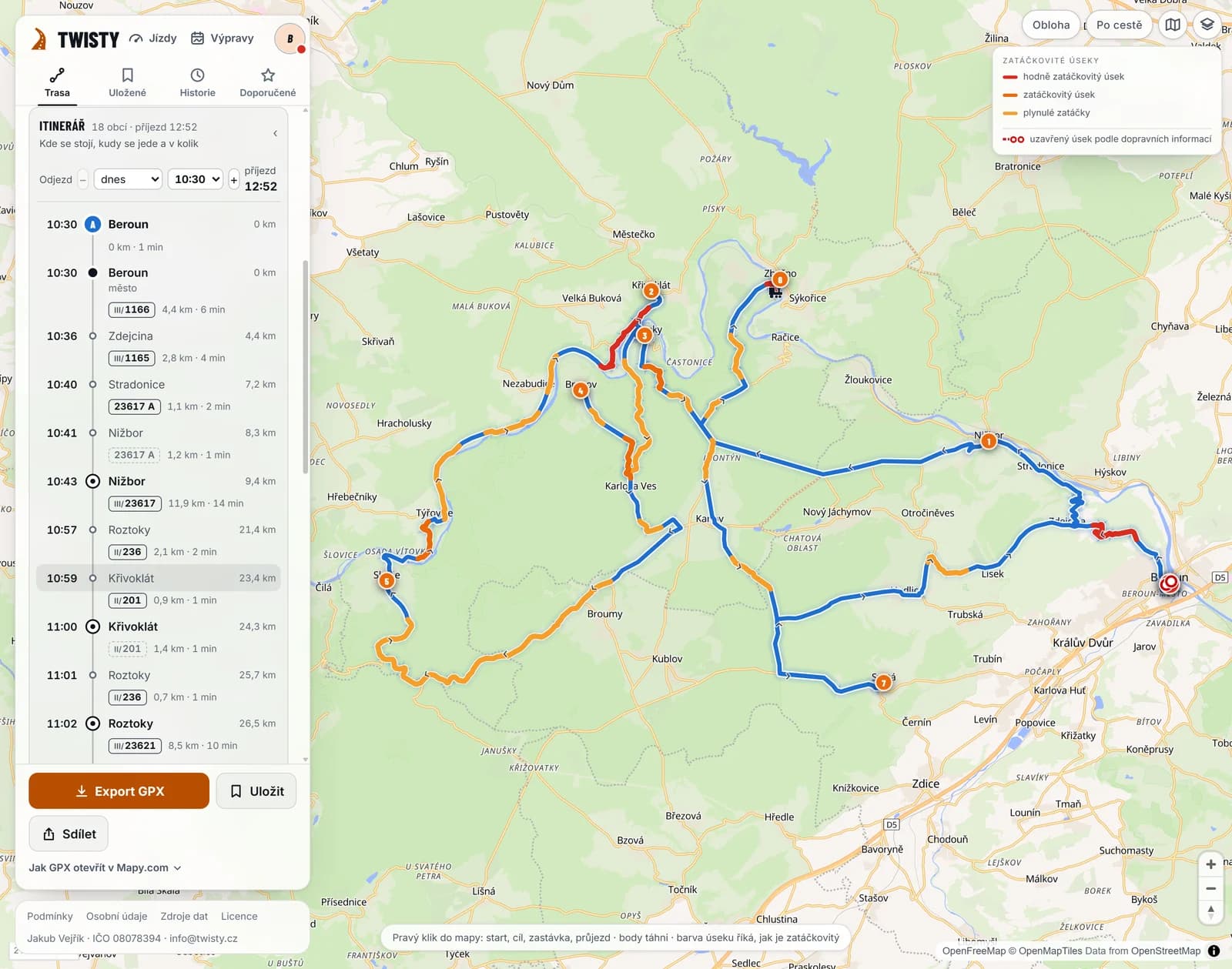 Plánovač se stejným okruhem a otevřeným itinerářem: 18 obcí, odjezd dnes 10:30, příjezd 12:52. Řádky po sobě: 10:30 Beroun, 10:36 Zdejcina 4,4 km, 10:40 Stradonice 7,2 km, 10:41 Nižbor 8,3 km, 10:43 zastávka Nižbor 9,4 km, dál po III/23617 11,9 km a 14 minut, 10:57 Roztoky 21,4 km, 10:59 Křivoklát 23,4 km, 11:00 zastávka Křivoklát 24,3 km, 11:01 Roztoky 25,7 km, 11:02 zastávka Roztoky 26,5 km a odtud po III/23621 8,5 km a 10 minut. Vpravo mapa s trasou a očíslovanými zastávkami.