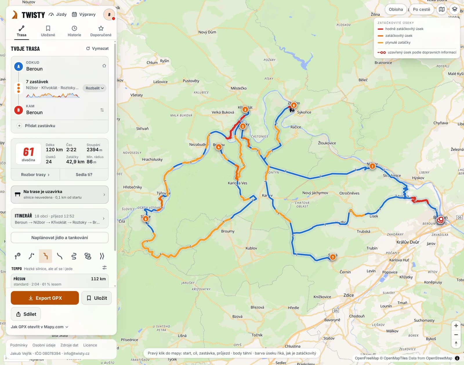 Plánovač Twisty s okruhem Beroun – Beroun pod presetem Tempo. V panelu Odkud Beroun, 7 zastávek Nižbor, Křivoklát, Roztoky a další, Kam Beroun; pod tím délka 120 km, čas 2:22, stoupání 2394 m, 24 úseků, zatáčky 42,9 km a blok Na trase je uzavírka 0,1 km od startu. V mapě modrá trasa s očíslovanými zastávkami 1 až 7: od Berouna podél Berounky do Nižboru, ke Křivoklátu a Roztokům, na jih přes Branov a Karlovu Ves do Skryjí, smyčkou přes Týřovice zpět ke Křivoklátu, na sever do Zbečna a přes Svatou a Hudlice do Berouna. Zatáčkovité kusy jsou oranžové a červené, nejvíc jich je kolem Křivoklátu a mezi Branovem a Skryjemi.