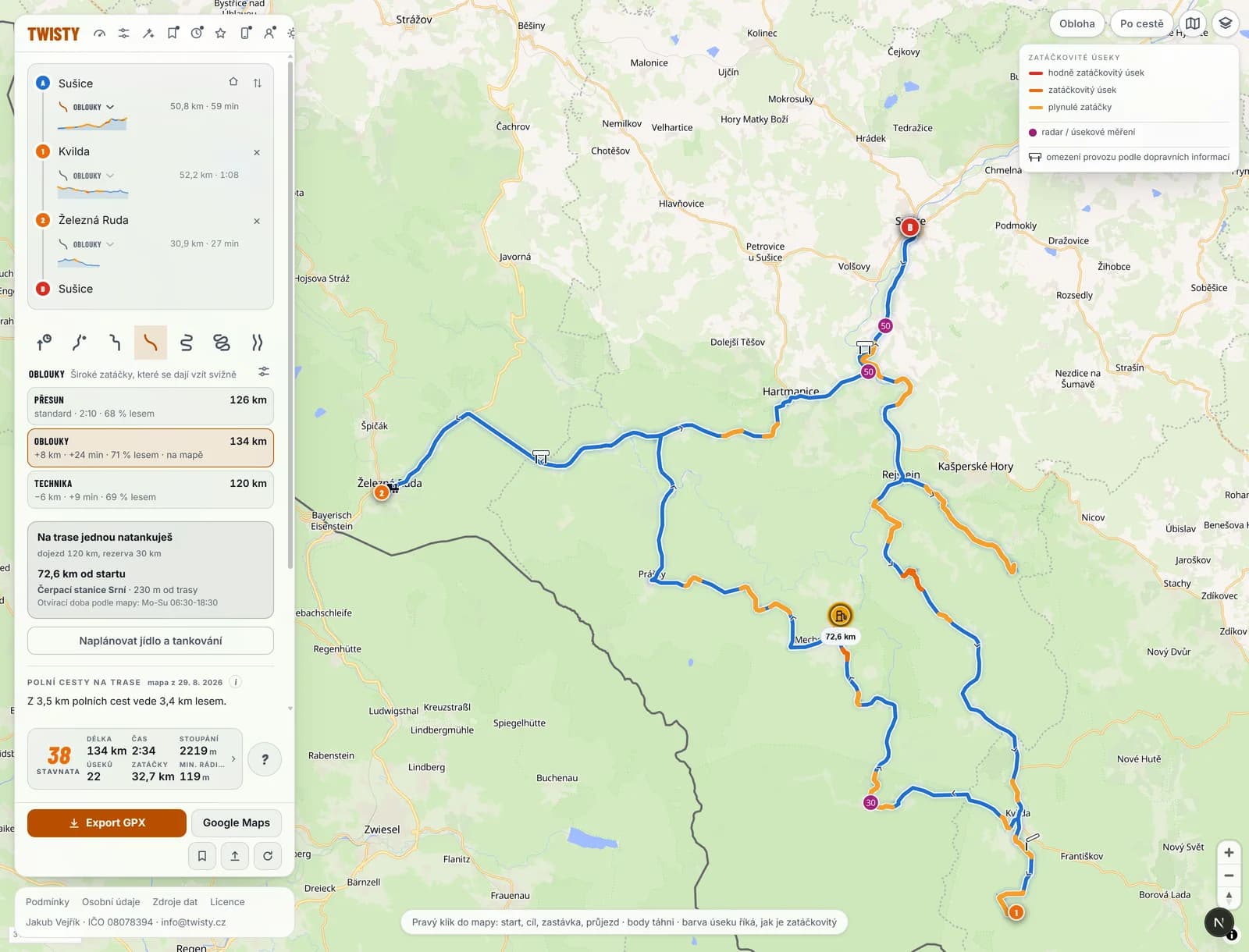 Plánovač v prohlížeči: šumavský okruh Sušice – Kvilda – Železná Ruda – Sušice presetem Oblouky, v panelu vlevo blok Na trase jednou natankuješ s dojezdem 120 km a rezervou 30 km, pod ním 72,6 km od startu, Čerpací stanice Srní, 230 m od trasy a Otvírací doba podle mapy: Mo-Su 06:30-18:30. V mapě je ta pumpa jantarový kotouč se stojanem obtažený prstencem a pod ním destička 72,6 km.