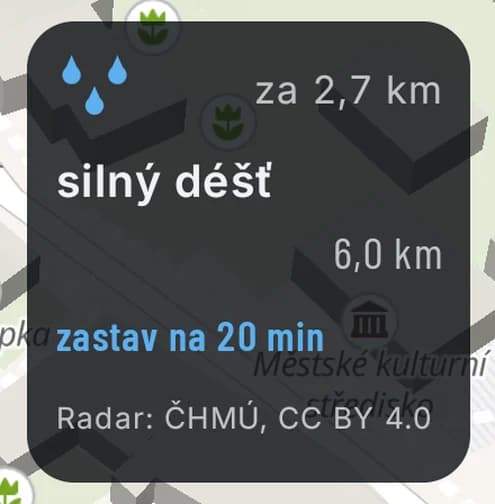 Krabička výstrahy zblízka: tři kapky, za 2,7 km, silný déšť, 6,0 km, modrá řádka zastav na 20 min a pod ní Radar: ČHMÚ, CC BY 4.0.