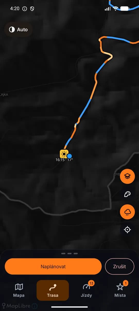 Mapa se stopou trasy obarvenou podle ostrosti zatáček: modré rovinky, světlé a oranžové oblouky v serpentinách.