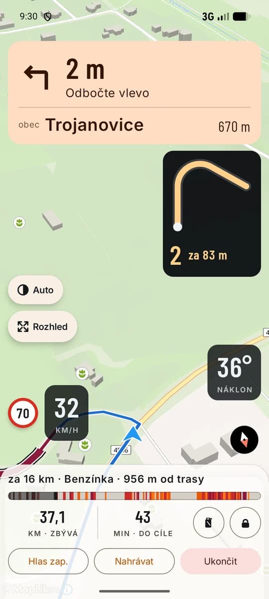 Navigace v Trojanovicích: manévr Odbočte vlevo za 2 m, karta zatáčky se stupněm 2 za 83 metrů, náklon 36°, rychlost 32 km/h proti povolené sedmdesátce a v noze řádka za 16 km · Benzínka · 956 m od trasy, 37,1 km a 43 minut do cíle.