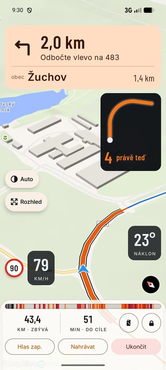 Navigace u Žuchova: manévr Odbočte vlevo na 483 za 2,0 km, karta zatáčky se stupněm 4 a nápisem právě teď, náklon 23°, rychlost 79 km/h proti povolené devadesátce, 43,4 km a 51 minut do cíle.