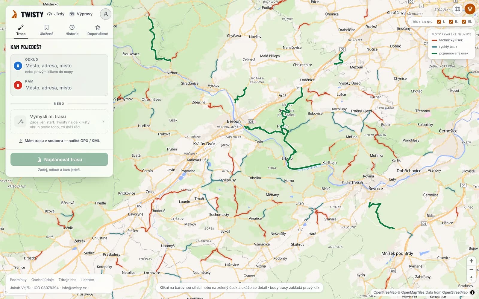 Plánovač bez trasy nad okolím Berouna, Berounky a Řevnice se zapnutými vrstvami Motorkářské silnice a Pojmenované úseky. Po mapě jsou rozeseté krátké červené a tyrkysové úseky silnic, zeleně jsou pojmenované úseky podél Berounky mezi Berounem a Karlštejnem, od Loděnice k Hostimi, u Nižboru a pod Řevnicí. Vpravo nahoře zaškrtnuté třídy silnic I., II. a III. a legenda Motorkářské silnice: technický úsek červeně, rychlý úsek tyrkysově, pojmenovaný úsek zeleně.