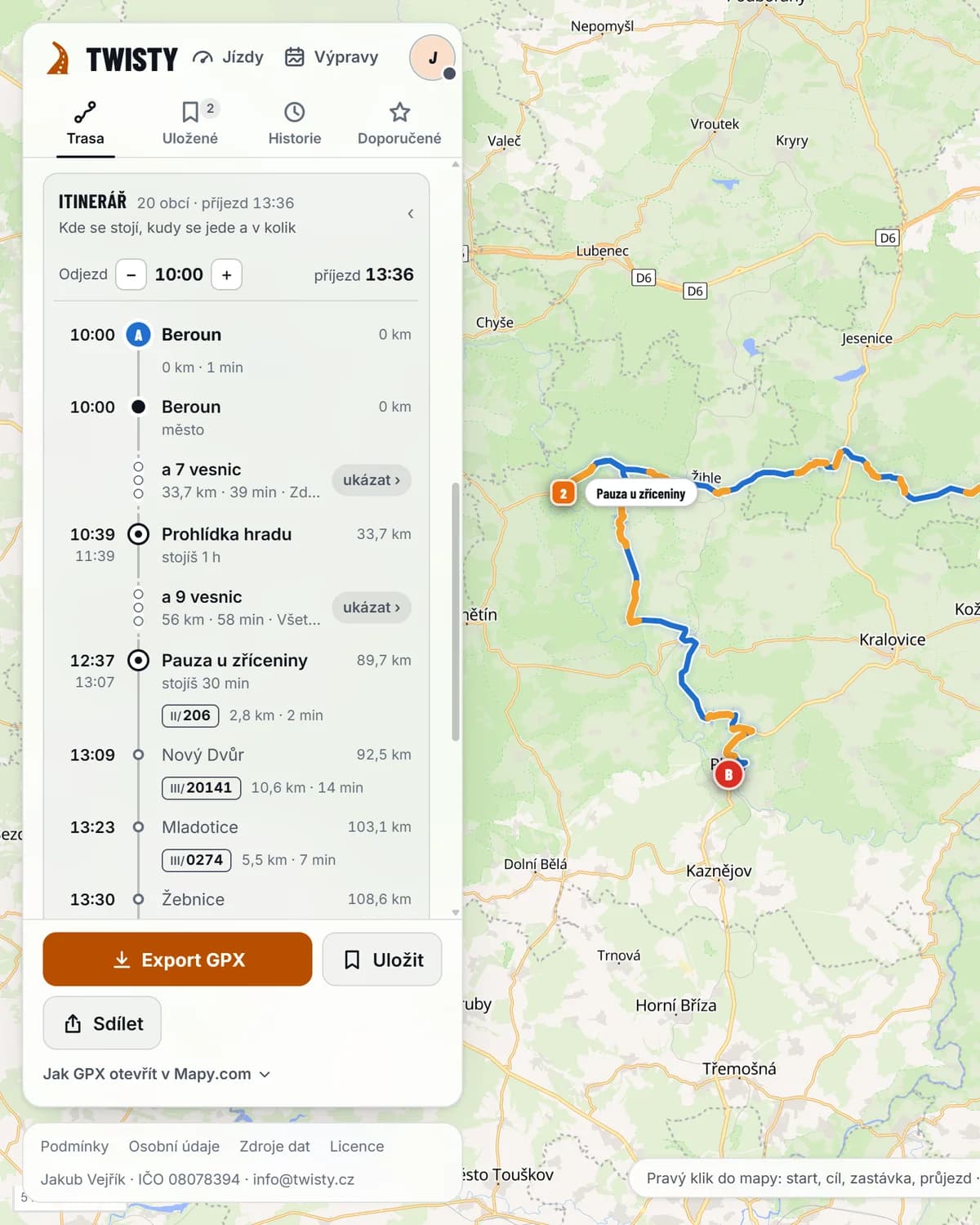 Panel plánovače s rozbaleným itinerářem: 20 obcí, příjezd 13:36, odjezd 10:00 s tlačítky minus a plus. Řádky: 10:00 Beroun, a 7 vesnic 33,7 km · 39 min, 10:39 až 11:39 Prohlídka hradu, stojíš 1 h, a 9 vesnic 56 km · 58 min, 12:37 až 13:07 Pauza u zříceniny, stojíš 30 min, pak silnice II/206 k 13:09 Nový Dvůr, III/20141 k 13:23 Mladotice, III/0274 k 13:30 Žebnice. Vpravo část mapy se zastávkou 2 a cílem B u Plas.