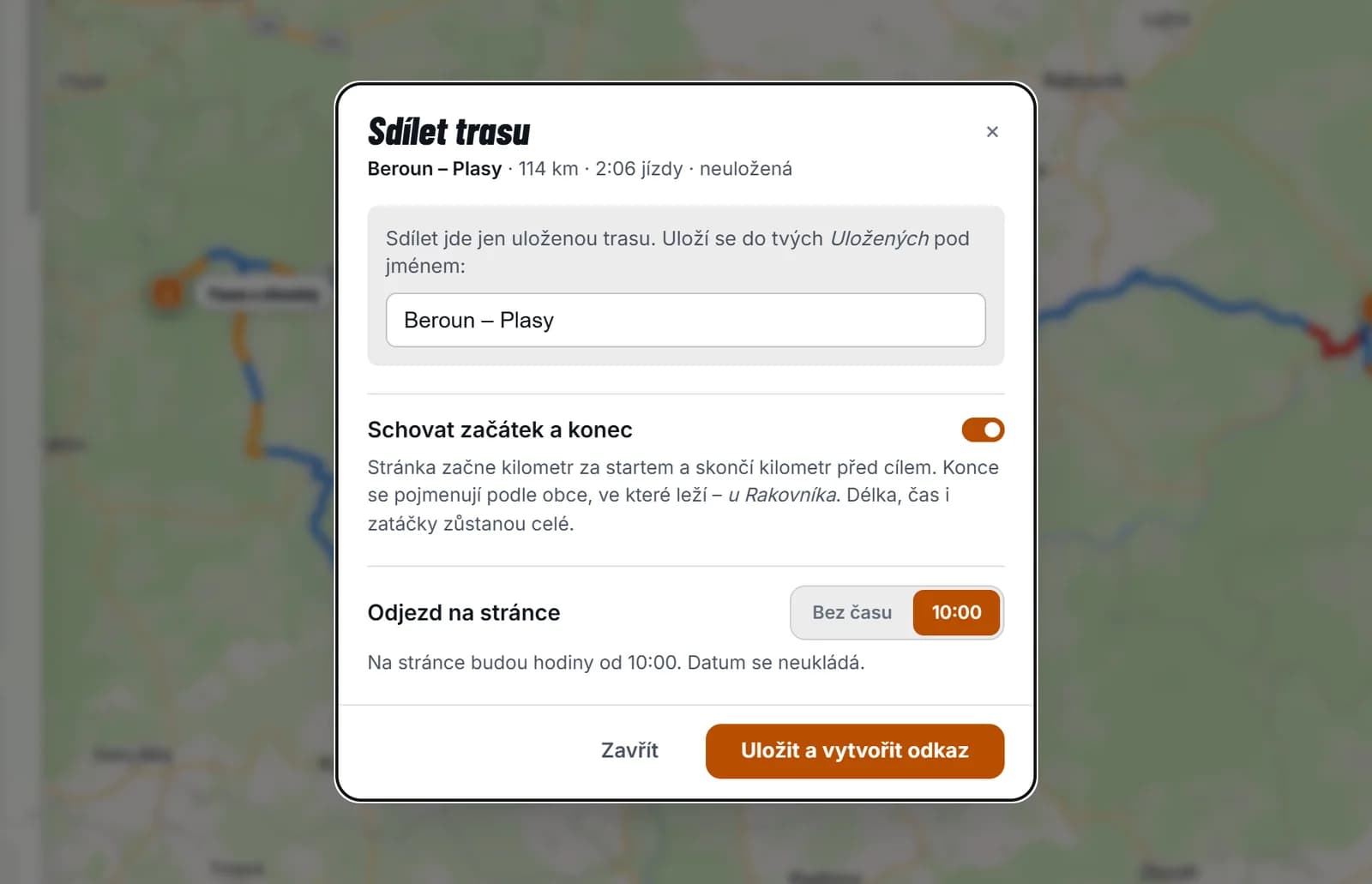 Dialog Sdílet trasu nad trasou Beroun – Plasy, 114 km, 2:06 jízdy, neuložená. Blok s větou Sdílet jde jen uloženou trasu a polem se jménem Beroun – Plasy. Zapnutý přepínač Schovat začátek a konec s vysvětlením, že stránka začne kilometr za startem a skončí kilometr před cílem. Odjezd na stránce s volbou Bez času nebo 10:00, vybráno 10:00, a věta Datum se neukládá. Dole tlačítka Zavřít a Uložit a vytvořit odkaz.
