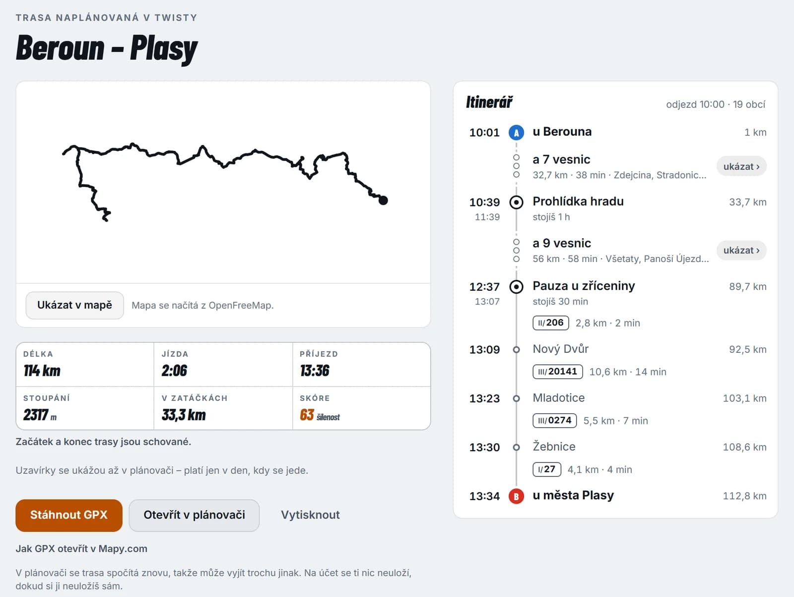 Sdílená stránka Trasa naplánovaná v Twisty, Beroun – Plasy. Vlevo silueta trasy s tlačítkem Ukázat v mapě a větou Mapa se načítá z OpenFreeMap, pod ní čísla Délka 114 km, Jízda 2:06, Příjezd 13:36, Stoupání 2317 m, V zatáčkách 33,3 km, Skóre 63, věta Začátek a konec trasy jsou schované a tlačítka Stáhnout GPX, Otevřít v plánovači a Vytisknout. Vpravo itinerář s odjezdem 10:00 od 10:01 u Berouna přes Prohlídku hradu a Pauzu u zříceniny po 13:34 u města Plasy.