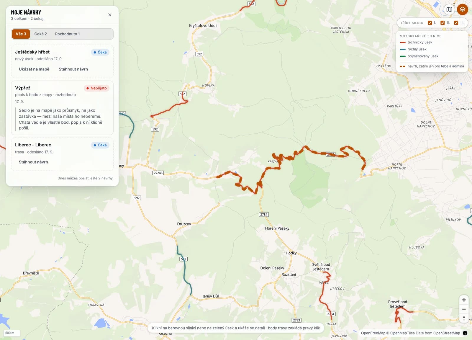 Obrazovka Moje návrhy: 3 celkem, 2 čekají, filtr Vše 3 / Čeká 2 / Rozhodnuto 1. Řádky: Ještědský hřbet, nový úsek, odesláno 17. 9., odznak Čeká, tlačítka Ukázat na mapě a Stáhnout návrh; Výpřež, popis k bodu z mapy, rozhodnuto 17. 9., odznak Nepřijato a citovaný důvod od správce; Liberec – Liberec, trasa, odesláno 17. 9., odznak Čeká. Dole věta Dnes můžeš poslat ještě 2 návrhy. Na mapě je přerušovaně vykreslený čekající návrh úseku a v legendě řádek návrh, zatím jen pro tebe a admina.