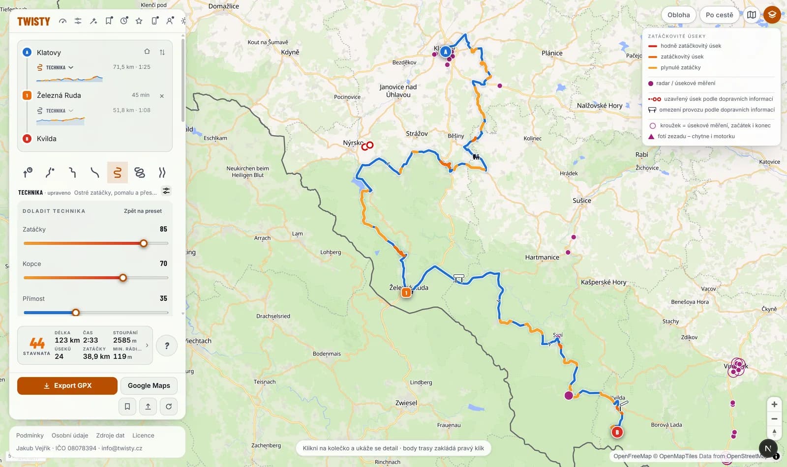 Plánovač v prohlížeči: vlevo řetěz bodů Klatovy – Železná Ruda – Kvilda se zastávkou na 45 minut, pod ním preset Technika · upraveno s rozbalenými posuvníky Zatáčky 85, Kopce 70 a Přímost 35, výčet Vyhnout se a čísla trasy; vpravo Šumava s trasou obarvenou podle ostrosti zatáček.