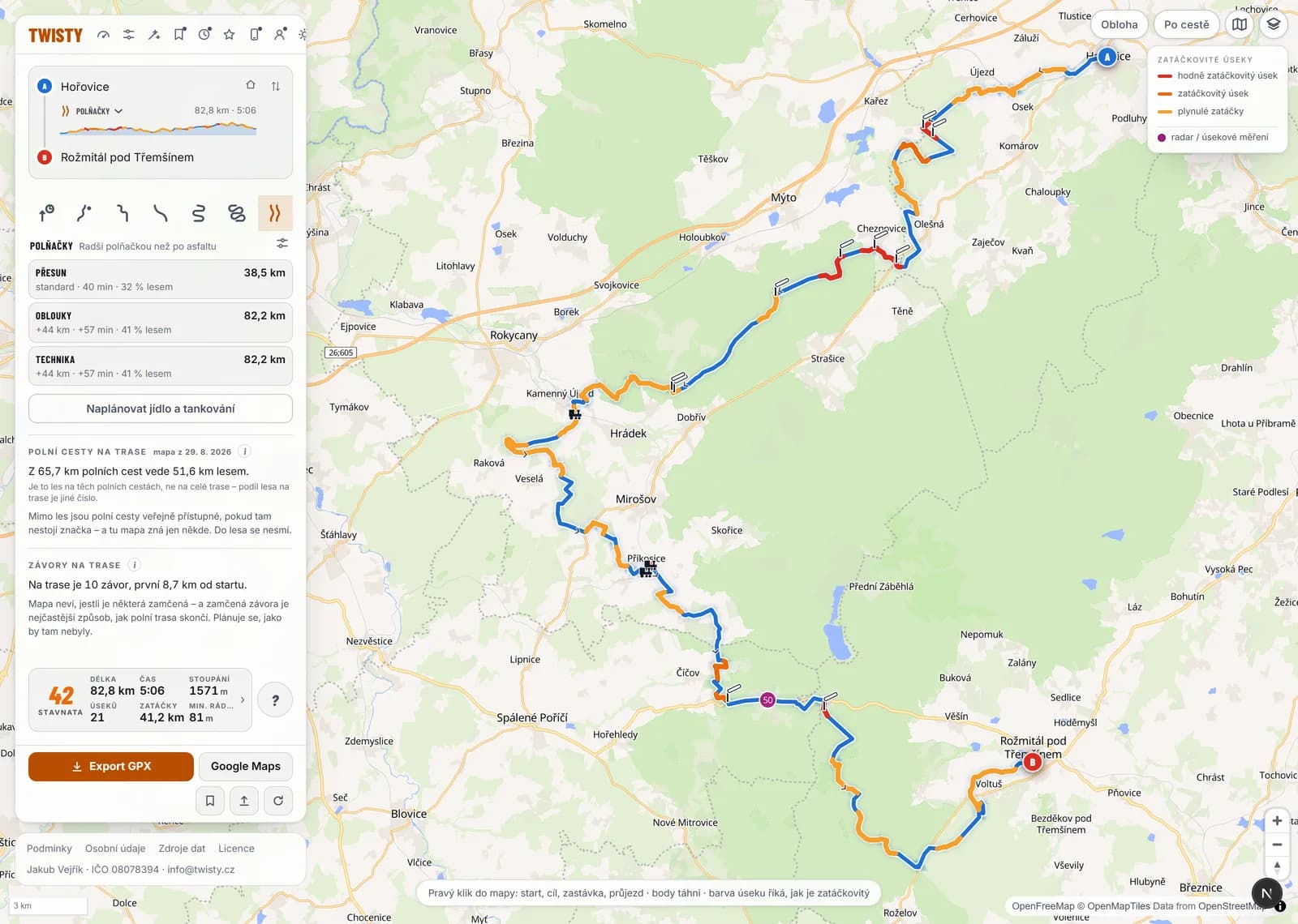 Plánovač s presetem Polňačky, trasa Hořovice – Rožmitál pod Třemšínem přes Brdy. V panelu blok Polní cesty na trase: Z 65,7 km polních cest vede 51,6 km lesem, pod tím věta o tom, že mimo les jsou polní cesty veřejně přístupné, pokud tam nestojí značka, a do lesa se nesmí. Pod ním blok Závory na trase: Na trase je 10 závor, první 8,7 km od startu, a upozornění, že mapa neví, jestli je některá zamčená. V mapě je deset značek rampy podél trasy.