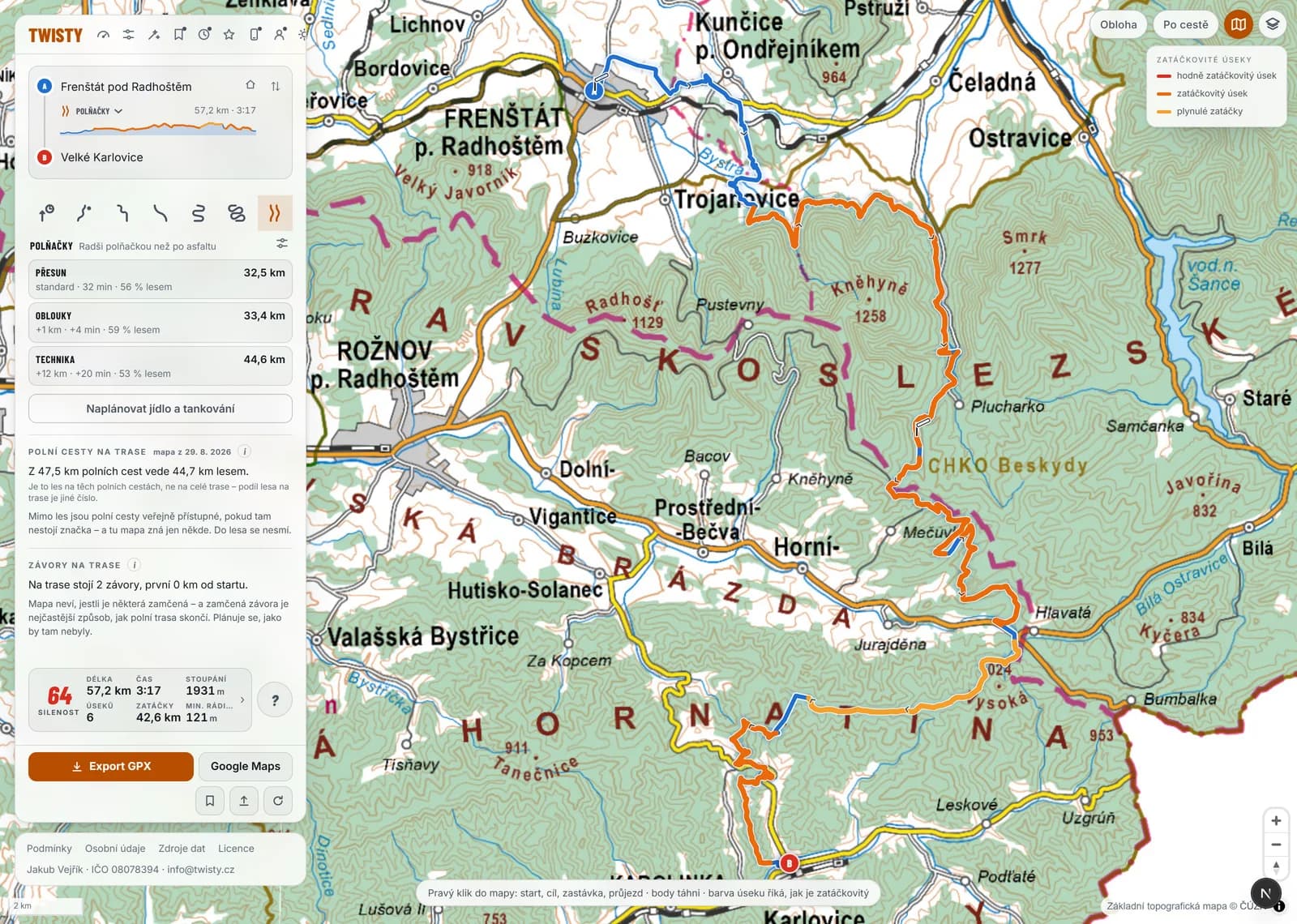 Plánovač v prohlížeči s topografickou mapou jako podkladem: list Základní topografické mapy s hnědými vrstevnicemi, kótami a zeleným lesem, přes něj oranžová trasa presetem Polňačky z Frenštátu pod Radhoštěm přes hřebeny Beskyd podél fialově čárkované hranice CHKO Beskydy; vpravo dole u Bumbálky tmavě červená státní hranice a za ní bílý papír bez kresby. V panelu vlevo Z 47,5 km polních cest vede 44,7 km lesem, pod tím Na trase stojí 2 závory, první 0 km od startu, a čísla trasy 57,2 km, 3:17, 1 931 m stoupání. Vpravo dole uvedení zdroje Základní topografická mapa © ČÚZK.